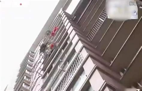 男童18楼坠下被邻居拽回视频