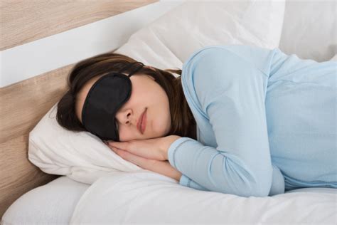 睡觉有灯戴眼罩