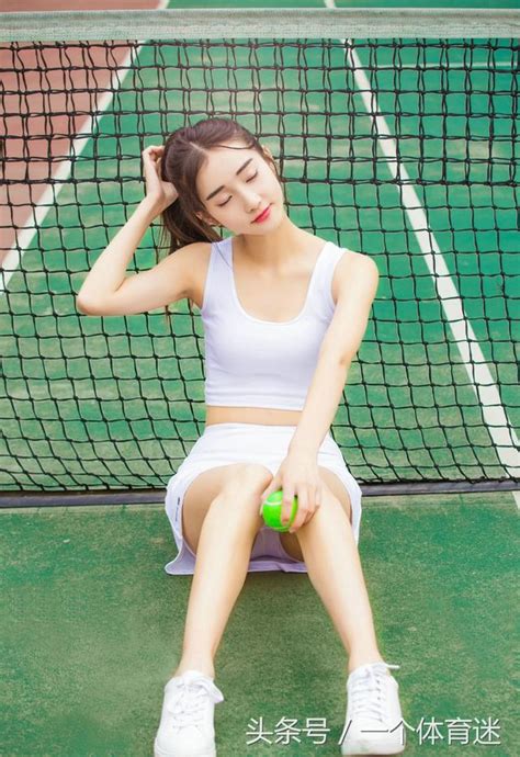 穿网球服的女孩