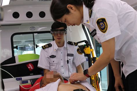 紧急救护车图片