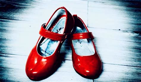 红色舞鞋诡异故事