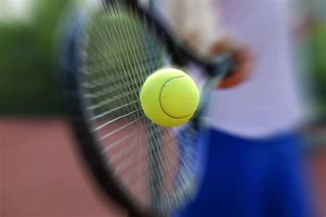 网球如何准确击球
