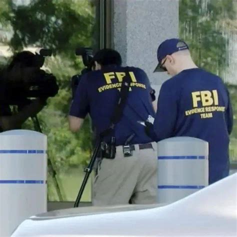 美国一男持枪闯fbi大楼