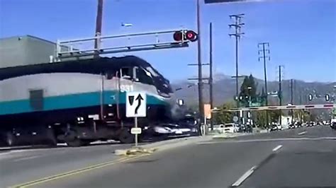 美国一警车停在铁轨上被火车撞飞