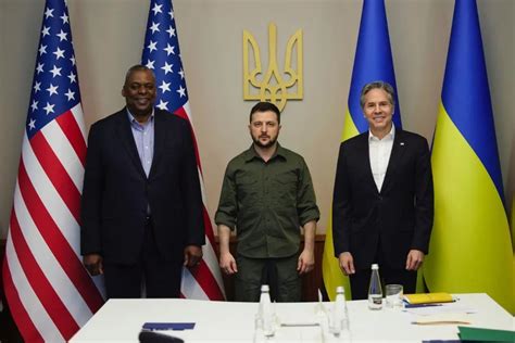 美国务卿和防长将访问乌克兰