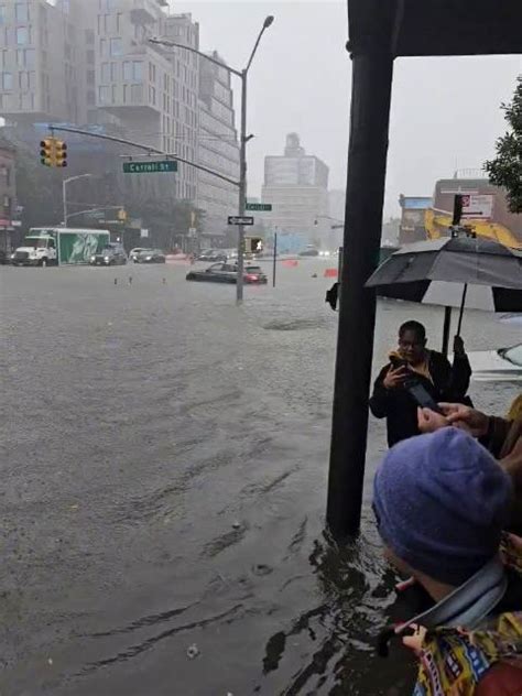 美国纽约出现极端降雨天气