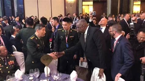 美国防长与中国防长隔两座位握手