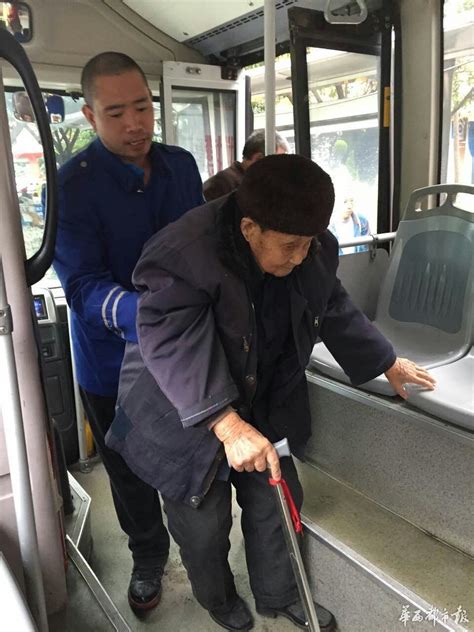 老人乘坐公交车时被同车一乘客踹