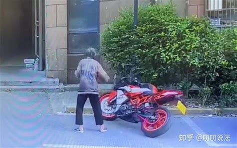 老人故意推倒摩托车事件案例