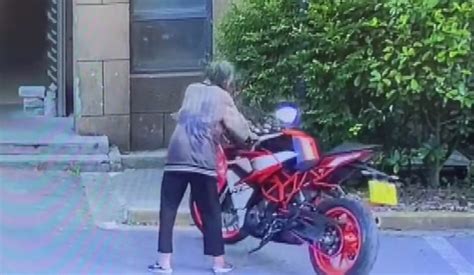 老人故意推倒摩托车当事人怎么办