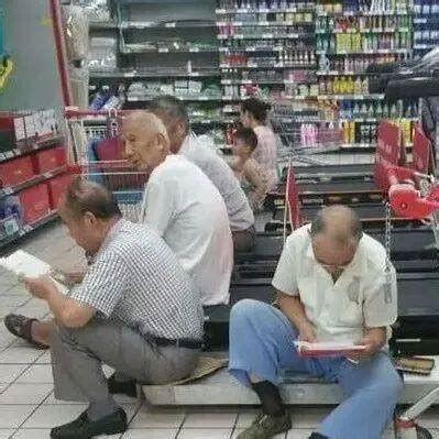 老人超市避暑脱鞋躺货架