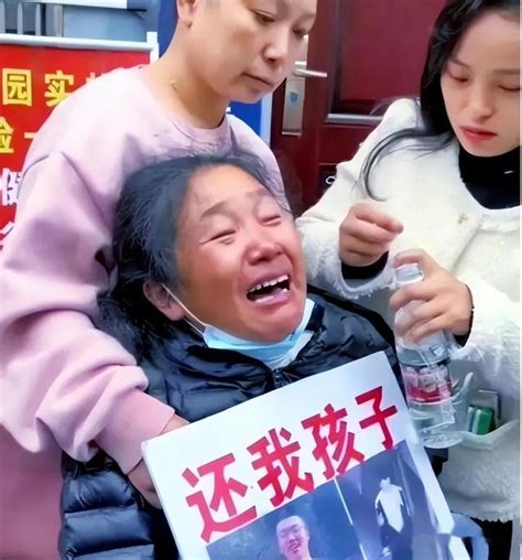 胡鑫宇事件父母去学校视频