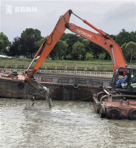 苏州工人疏浚河道