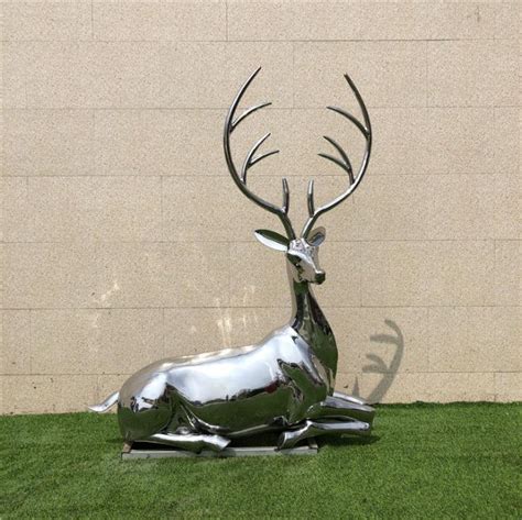 草地玻璃钢抽象雕塑定做