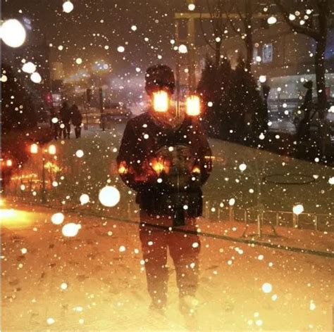 行走在冬夜冷雨中