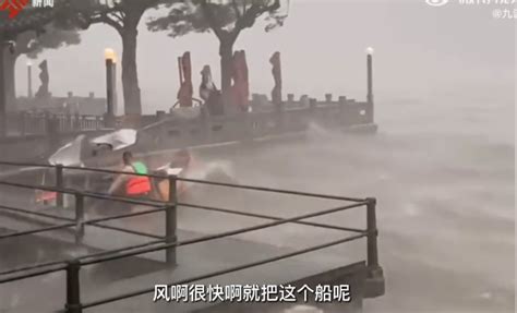 西湖工作人员在暴雨中护船只