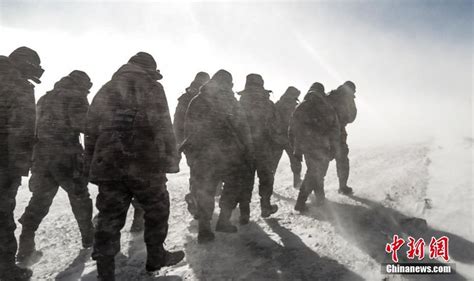 西藏边防战士倒在了雪地