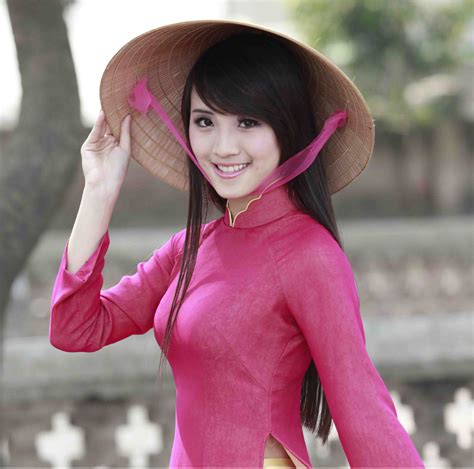 越南游客中国旅行戴着帽子和妻子