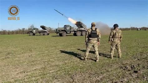车臣总统向乌克兰阵地发射炮弹