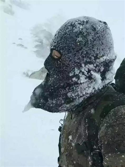边防战士顶着12级暴雪