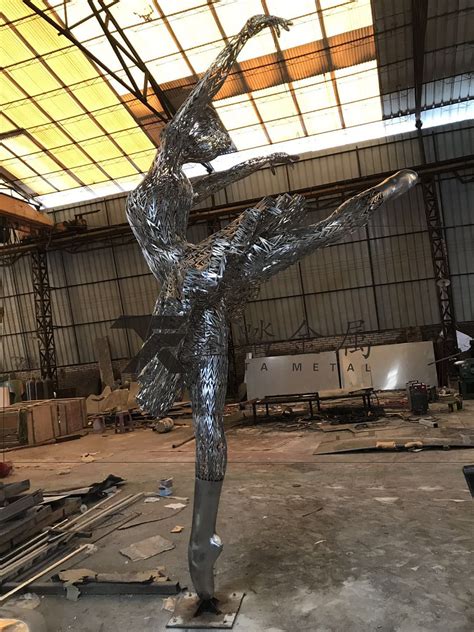 郑州抽象不锈钢人物雕塑厂