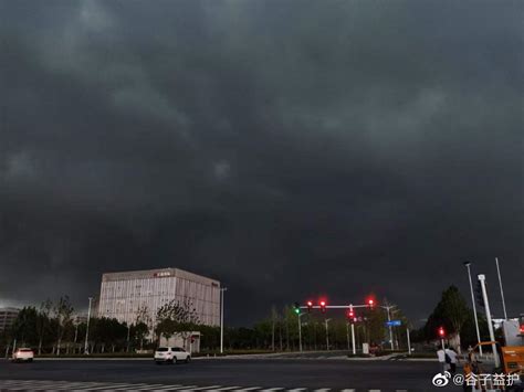 郑州暴雨天空变暗