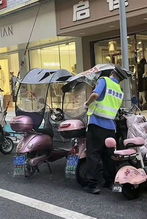 重庆一执法人员划破电动车防雨棚