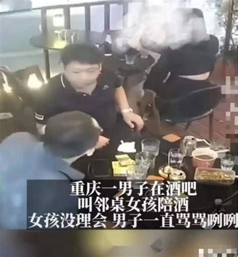 重庆一男子骚扰邻桌女生完整视频
