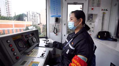 重庆地铁司机多少钱一个月