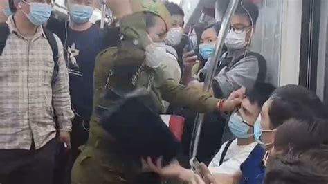 重庆地铁女子打架