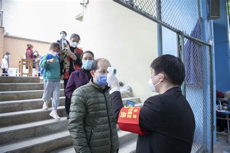 重庆市民抱怨核酸检测人员