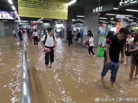 重庆暴雨致火车站积水