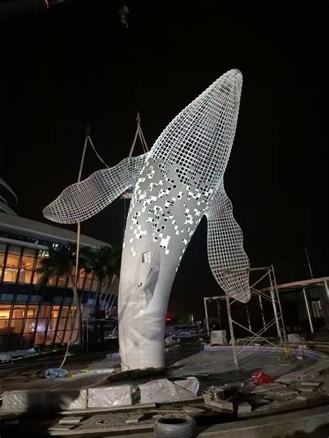 镂空鲸鱼雕塑