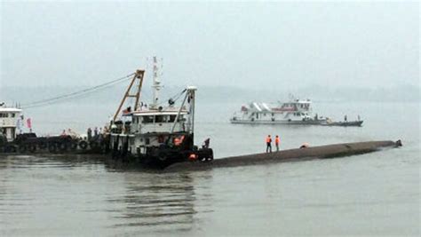 长江口两船碰撞已致8人