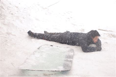 零下6°c男子光脚躺雪地上