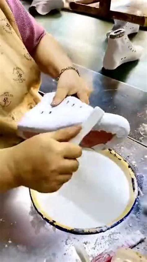 鞋厂刷面胶高手视频