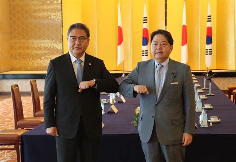 韩国外交部长首访问中国