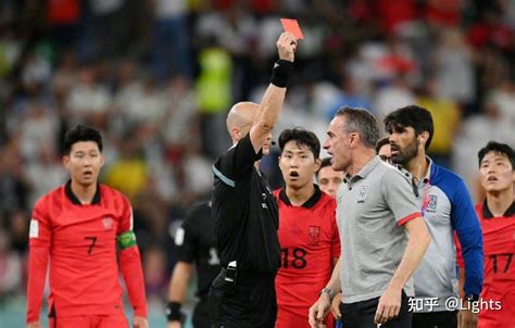 韩国教练被红牌罚下的场景