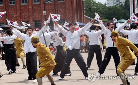 韩国民众表演痛打日军穿和服