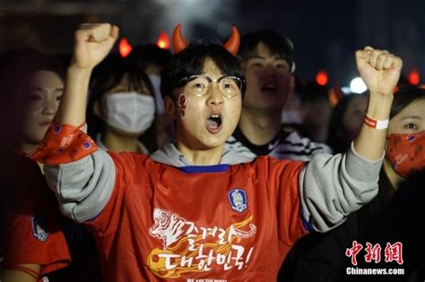 韩国球迷佩戴面具助威