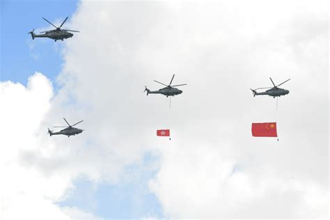 香港回归25周年直升机挂旗飞过