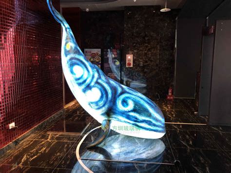鲸鱼发光雕塑