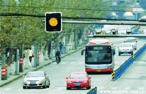 黄灯闪烁时,车辆、行人须在减速、慢行的原则下通行