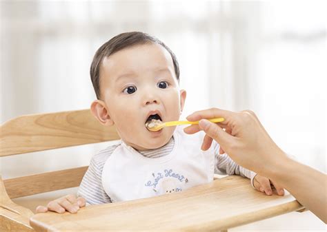 1岁宝宝吃饭时要让他干什么