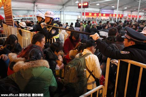 10万旅客滞留广州火车站