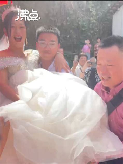 14岁儿子抱妈妈出嫁原视频