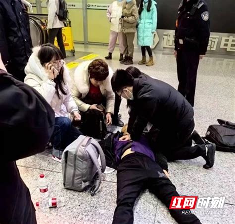 24岁男子高铁站晕倒