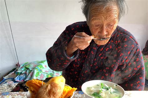 65岁老人吃东西感觉胃不消化