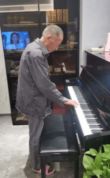 70岁父亲酒后弹琴