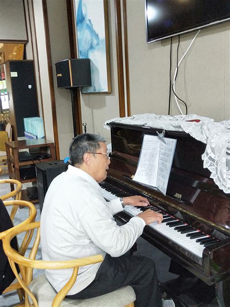 76岁老人被大叔弹钢琴